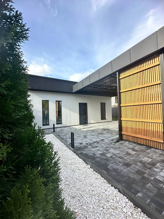 Продам дом с бассейном Новоалександровка