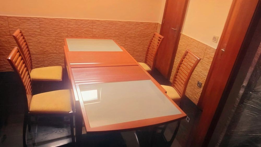 Mesa de Jantar Extensível (Madeira Maciça) + 4 Cadeiras