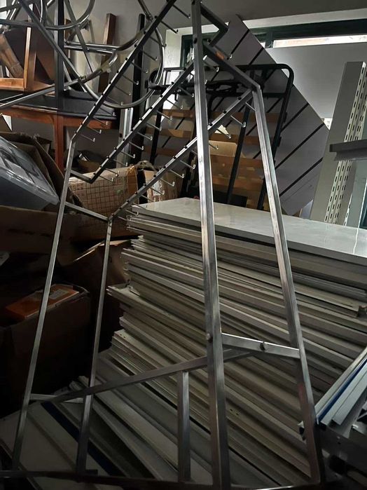 Estante metálica, adequada para uso em armazéns.