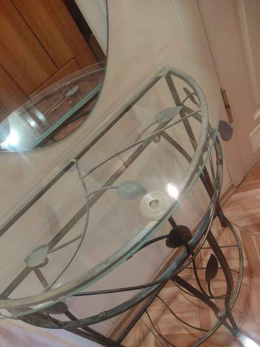 Столик  кований .Новий. Висота 66.5,60 ширина.