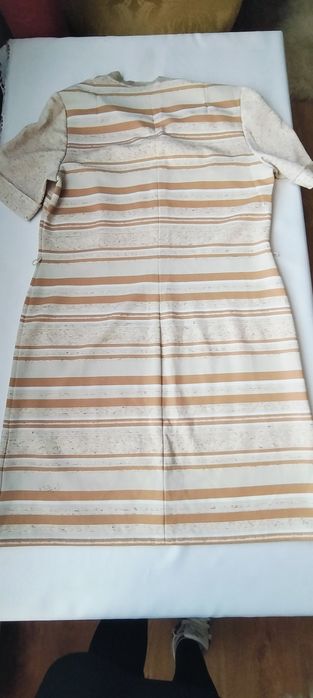 Sukienka z krótkim rękawem 48