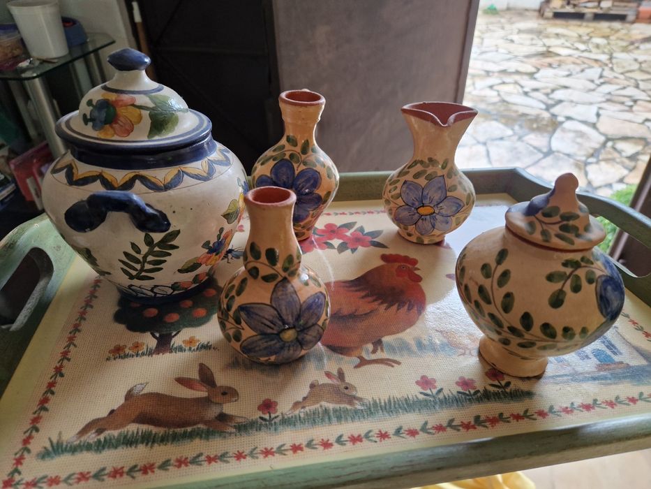 Vendo jarras e decorações antigas