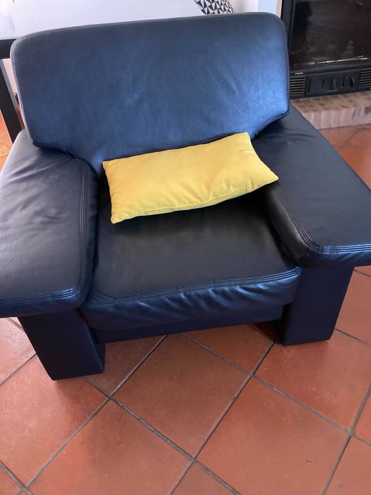 Sofá em pele, preto, para 3 pessoas e cadeirão
