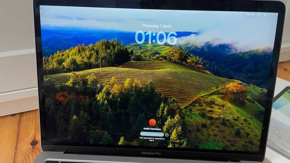 MacBook Pro 13p 16GB (256GB storage) - perfect condition64409426602243121