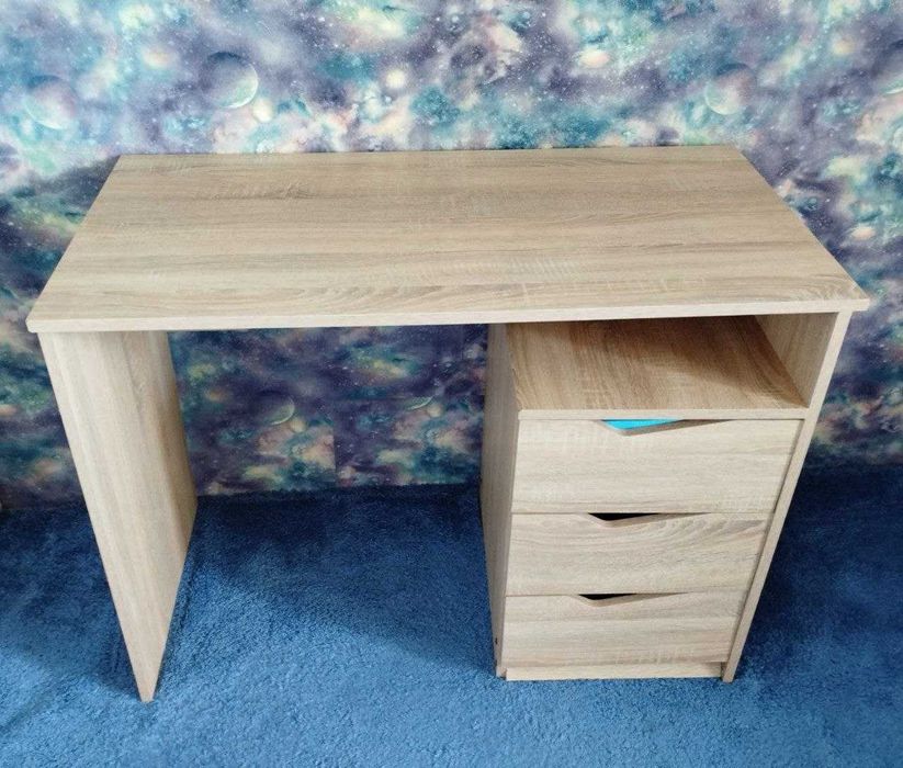 Письменный деревянный стол