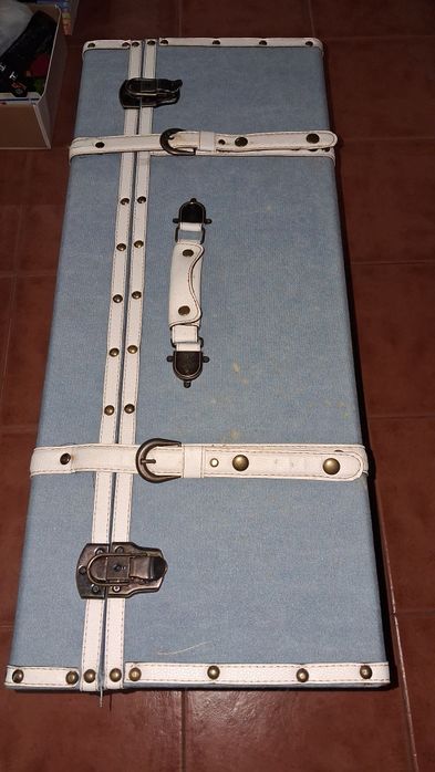 Mala de viagem muito antiga em cartao grande