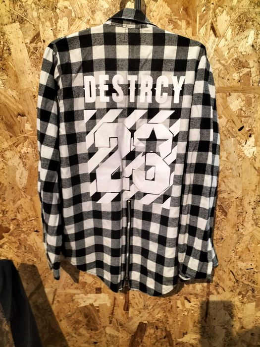 Camisa de quadrados pretos e brancos