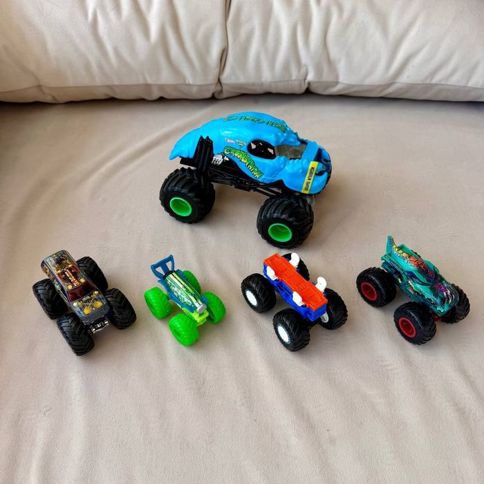 Дитячі Hot Wheels монстертраки та спецтехника