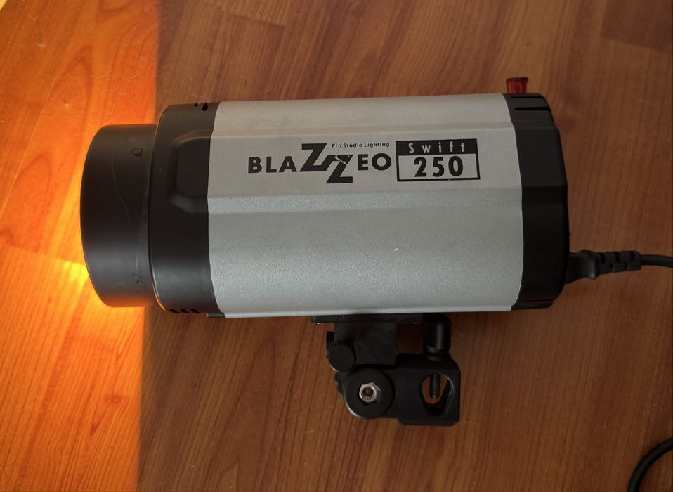 Студійне світло зі спалахом Blazzeo Swift 250