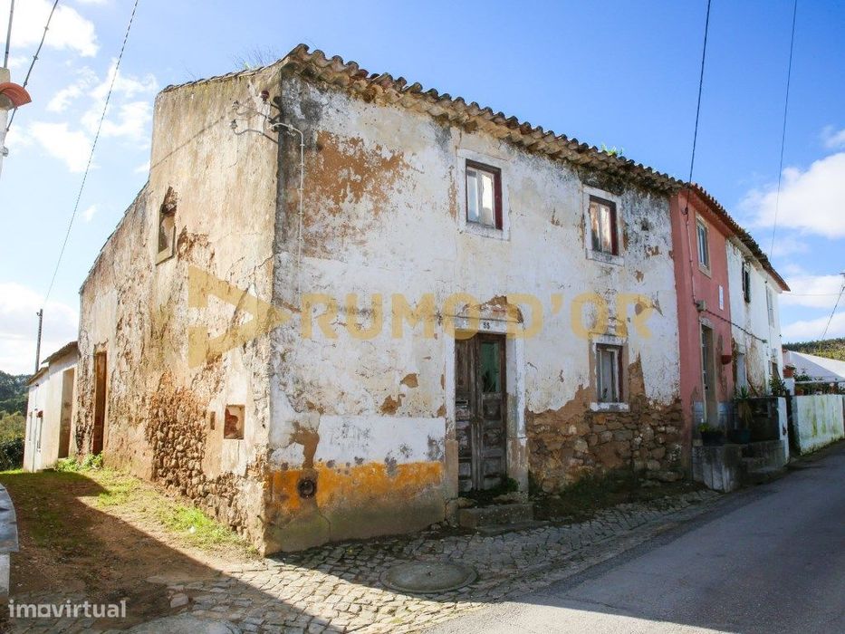 Moradia + Arrecadaçãoes e Logradouro em Vila Chã