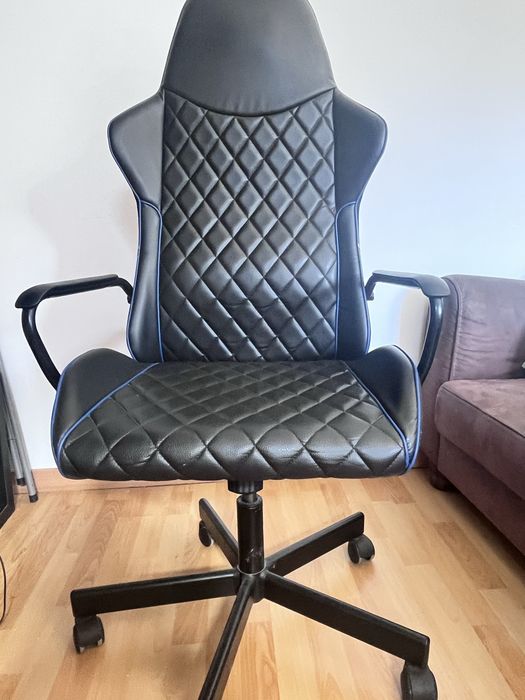 Cadeira gamer azul e preta