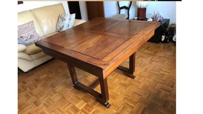 Mesa de jantar em madeira maciça