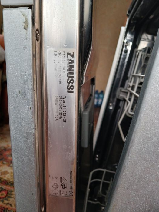 Посудомийна машина вбудована на запчастини