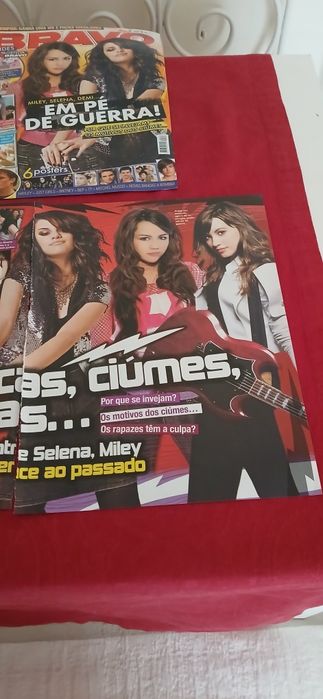 Capa + Artigo Miley, Selena e Demi