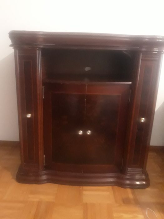 Garrafeira  com arrumação