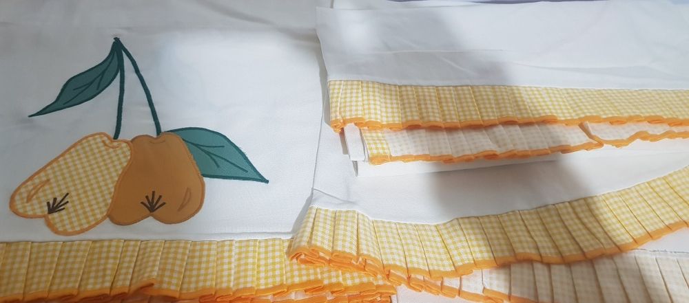 Cortinados de cozinha prontos a serem colocados