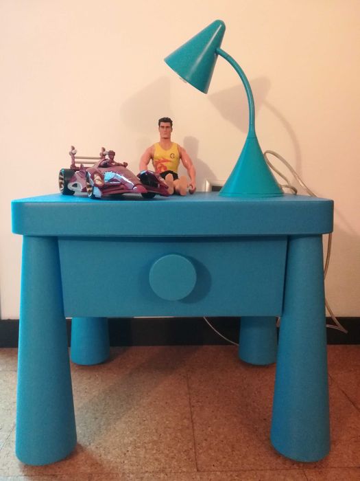 Mesa com gaveta azul