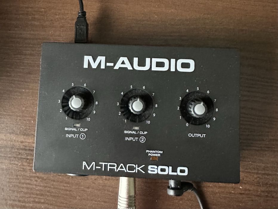 Звукова карта M-AUDIO M-Track solo і студійні навушники.