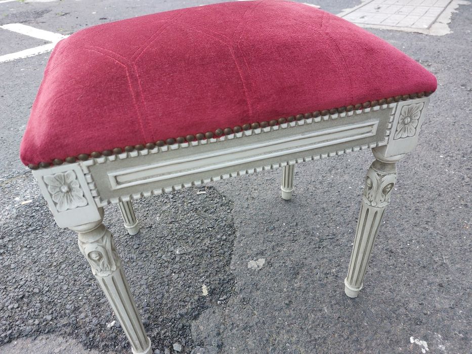 Banqueta tipo Tabouret Luís XVI 

Apresenta elementos como pernas
