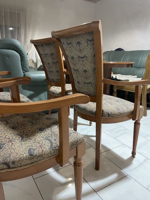 Стілець в наявності 4 штуки