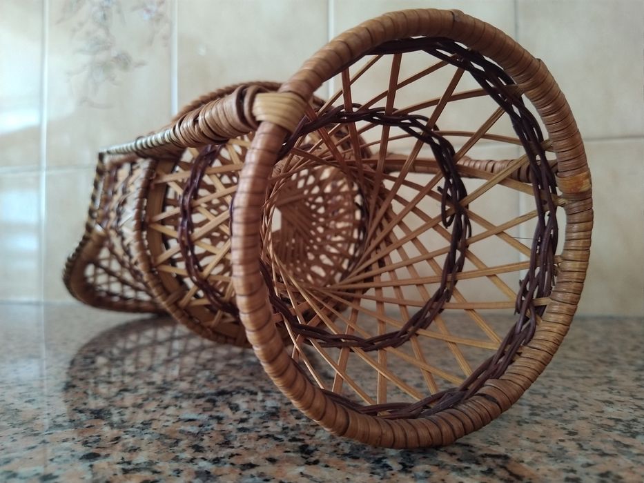 Cadeira de vime verga vintage de bonecas,