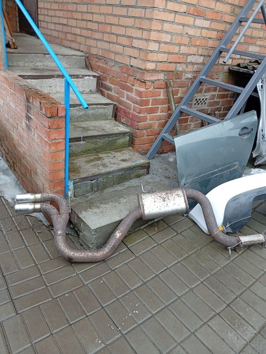 Продам глушник, бампера, шубу задніх дверей до VW Golf 5