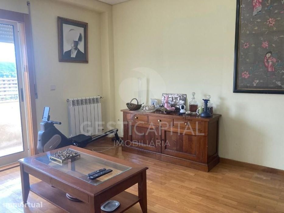 Apartamento T3 com Suite, 2 Varandas e Garagem para 2 Carros  em linha