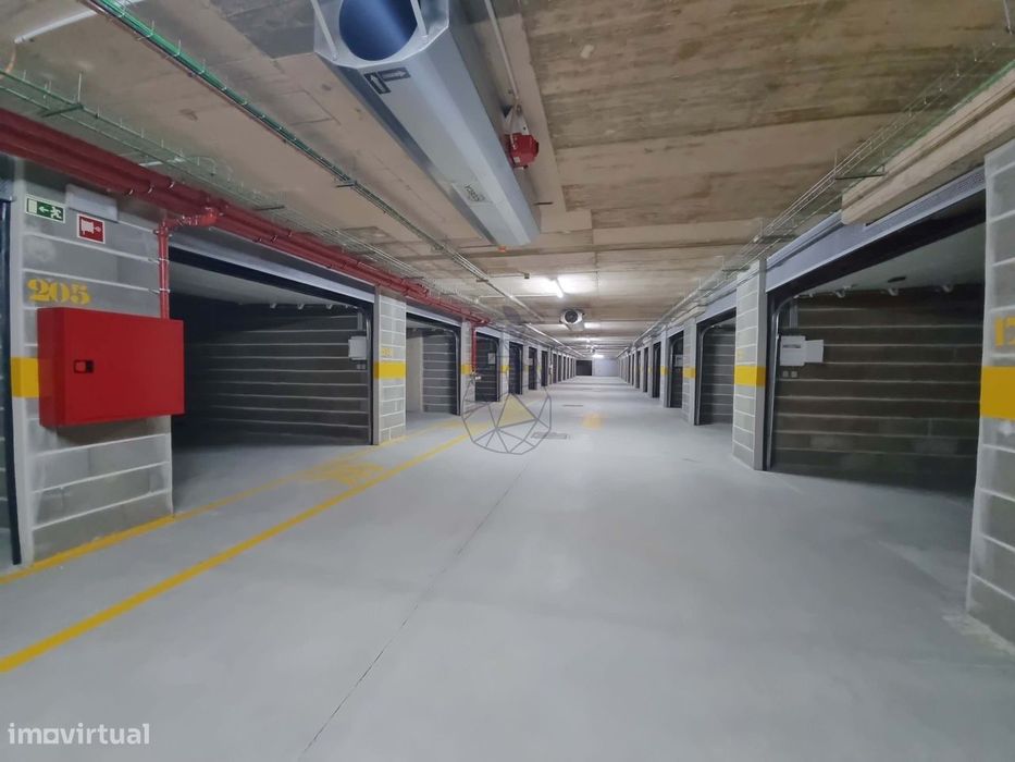 Garagens Box à Venda em Portimão — de 16 m² a 28 m², entre a estação d