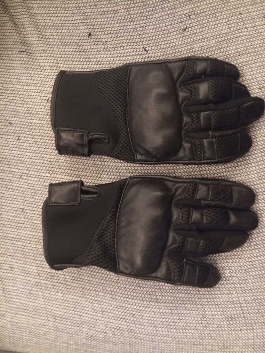 Luvas de moto pretas, com reforços de cabedal