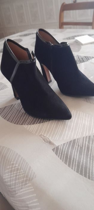 Botas novas em pele de marca