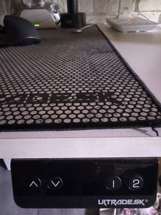 Biurko Ultradesk elektrycznie poziomowane podswietlane