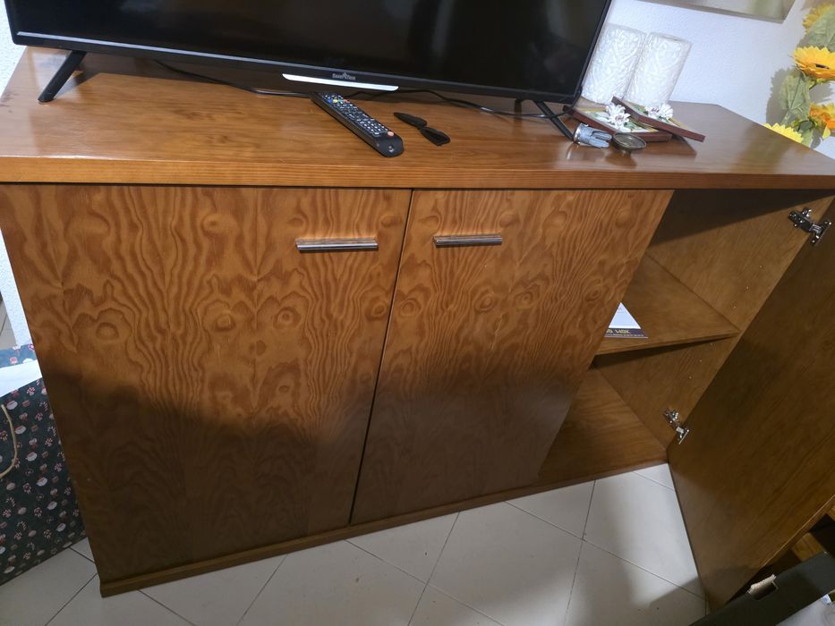 Aparador e mesa de jantar