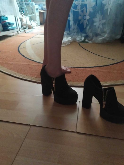 Черные каблуки замшевые