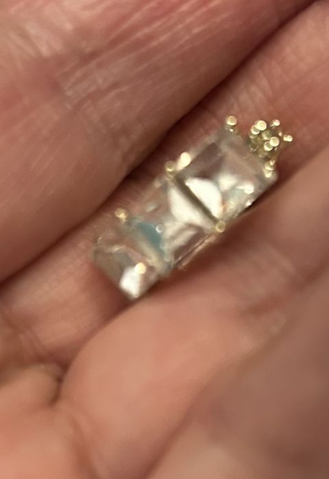 Kolczyki z bialym szkielkami