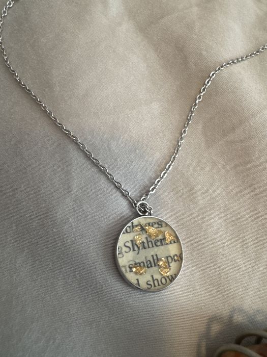 Variedade de colares lindos e unicos