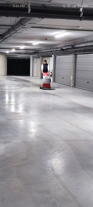 Limpeza de garagens com lavadora - aspiradora de pavimentos