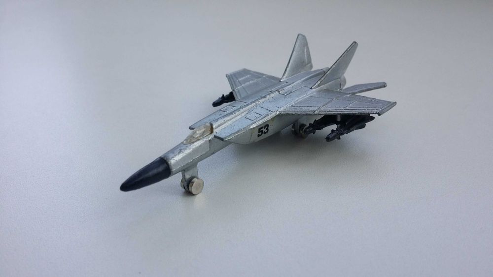 Brinquedo modelo antiguidade vintage avião militar soviético mig25