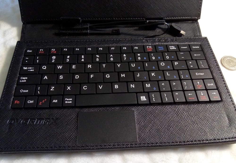 Etui ochronne z klawiaturą do tabletów 7’’