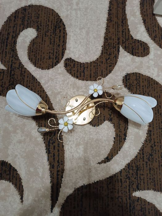 Продам люстру на дві лампочки