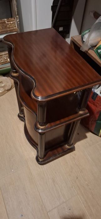 Móveis de apoio em madeira