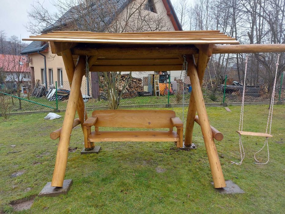 Drewniana huśtawka ogrodowa z bali / Plac zabaw Stelaż huśtawki do ogrodu GRUBE BALE bujawka LITE DREWNO z daszkiem z dachem