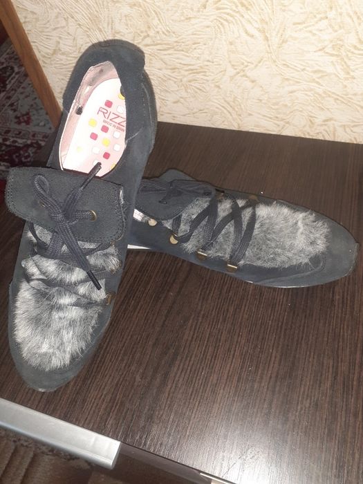 Кросовкі жіночі.