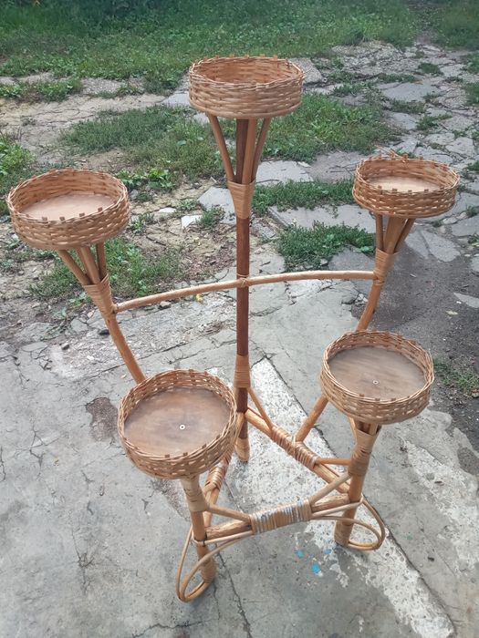 Ротанговая подставка для цветов.