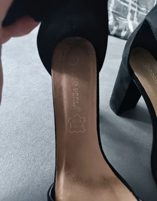 Buty na słupku z zapięciem