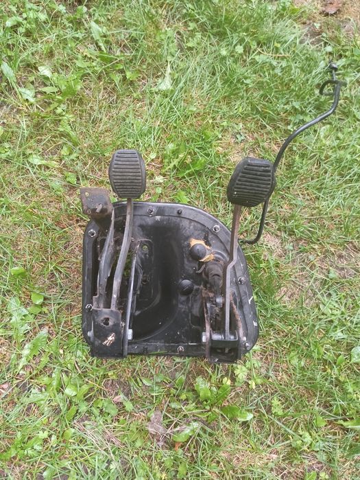 Podstawa pedałów / pedały sprzęgło i hamulec do Mitsubishi L200 96r.