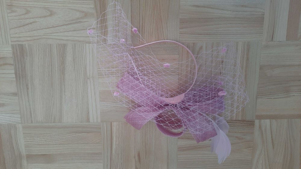 fascynator z siateczką na opasce