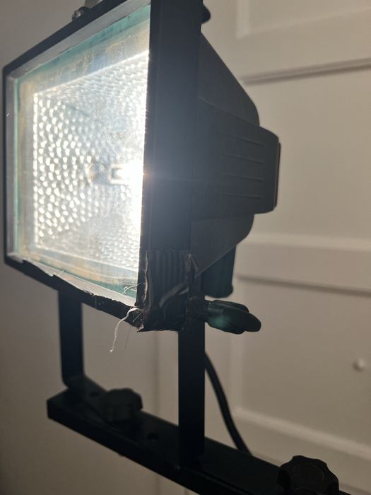 2 focos/holofotes com tripé preto