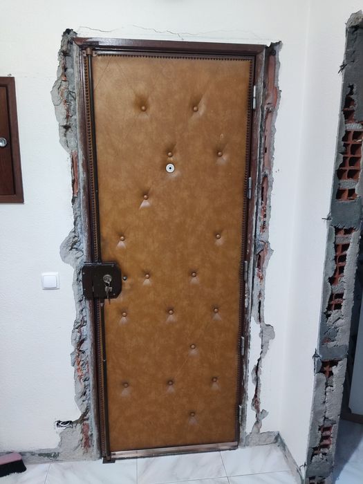 Porta de entrada de madeira maciça e triplo trinco completa