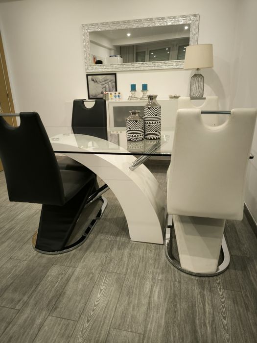 Conjunto Mesa jantar em Vidro, 4 cadeiras e centro de mesa decoratio