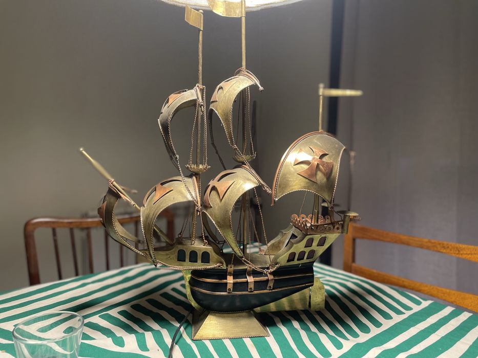 Caravela em cobre com luzes no interior